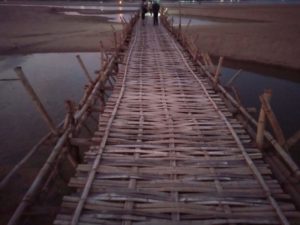 カンボジアのコンポンチャムにある島の竹橋